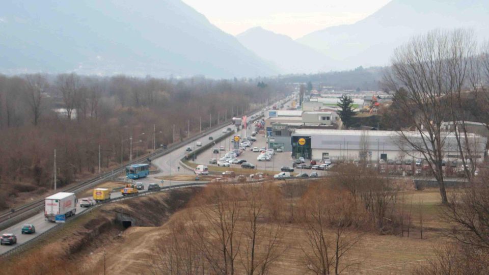 Svincolo alla Sassella Il sindaco: «Il progetto non cambia» Svincolo alla Sassella Il sindaco: «Il progetto non cambia»