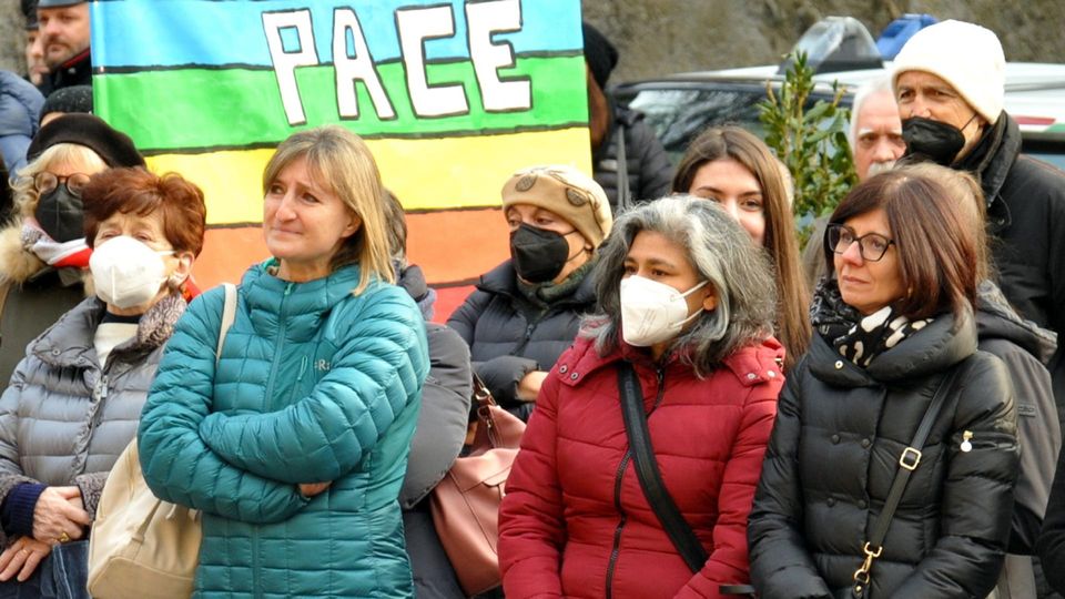 Chiavenna, centinaia in piazza «Fermate la guerra» Chiavenna, centinaia in piazza «Fermate la guerra»