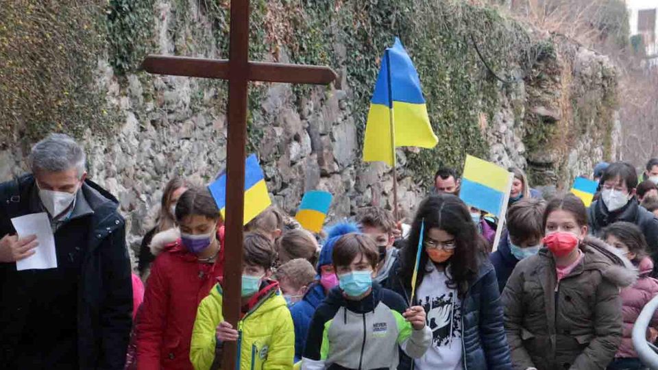 Via crucis pro Ucraina Al posto delle stazioni le città martoriate Via crucis pro Ucraina Al posto delle stazioni le città martoriate