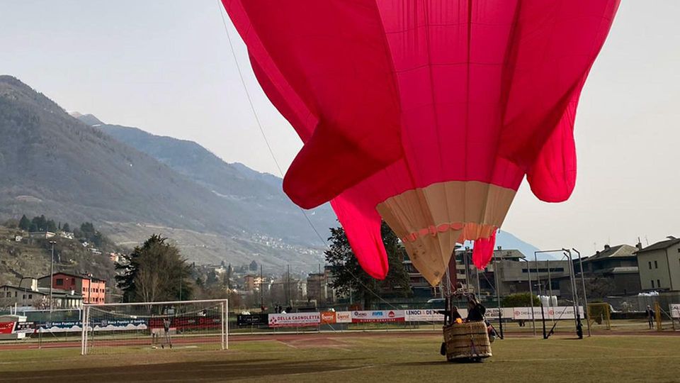 Mongolfiera atterra nel campo da calcio Mongolfiera atterra nel campo da calcio