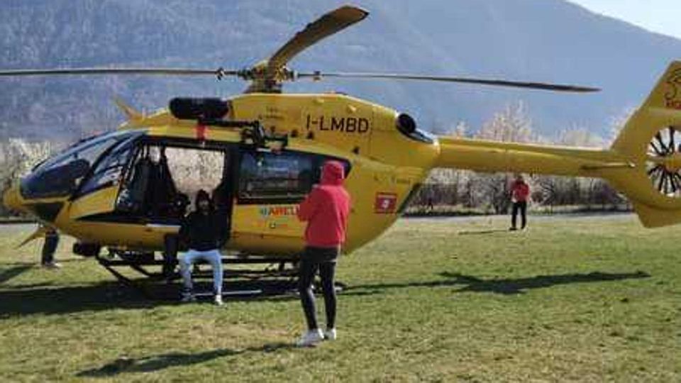 Automobilista apre la portiera Colpita una ciclista, è gravissima Automobilista apre la portiera Colpita una ciclista, è gravissima
