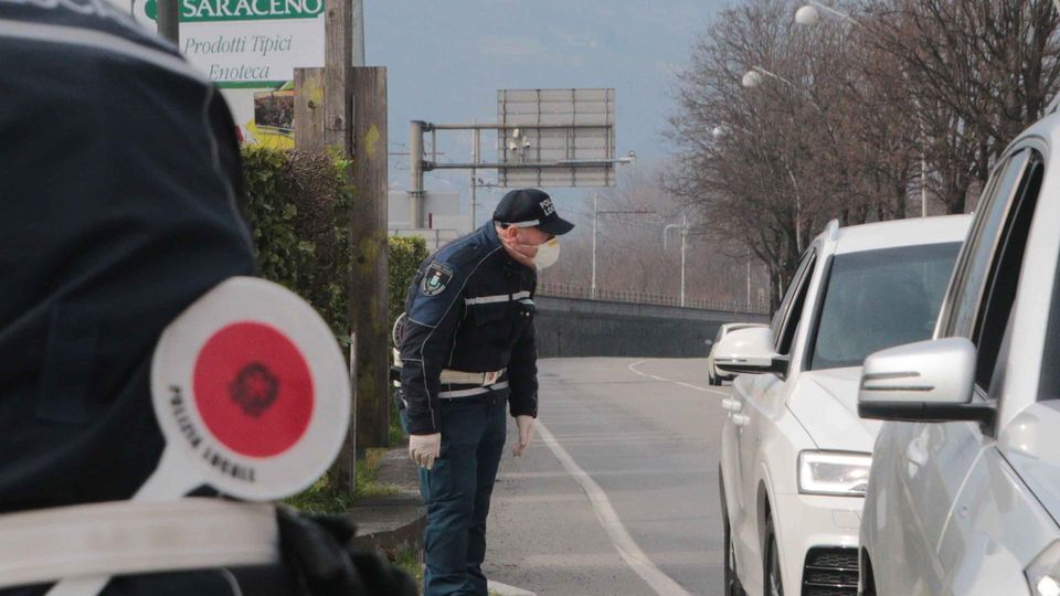 Pulizia della strada, rimosse 22 auto Multe e proteste: «Ma i cartelli c’erano» Pulizia della strada, rimosse 22 auto Multe e proteste: «Ma i cartelli c’erano»
