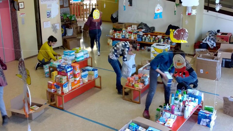 Raccolta viveri a favore dei profughi Iniziativa della Cri Raccolta viveri a favore dei profughi Iniziativa della Cri