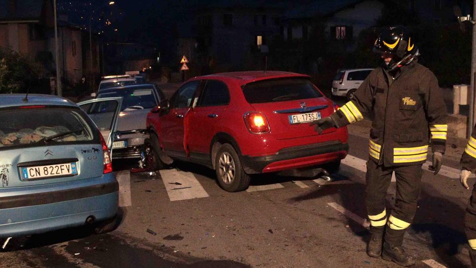 Scontro tra due auto tranciato un tubo Allarme fuga di gas Scontro tra due auto tranciato un tubo Allarme fuga di gas