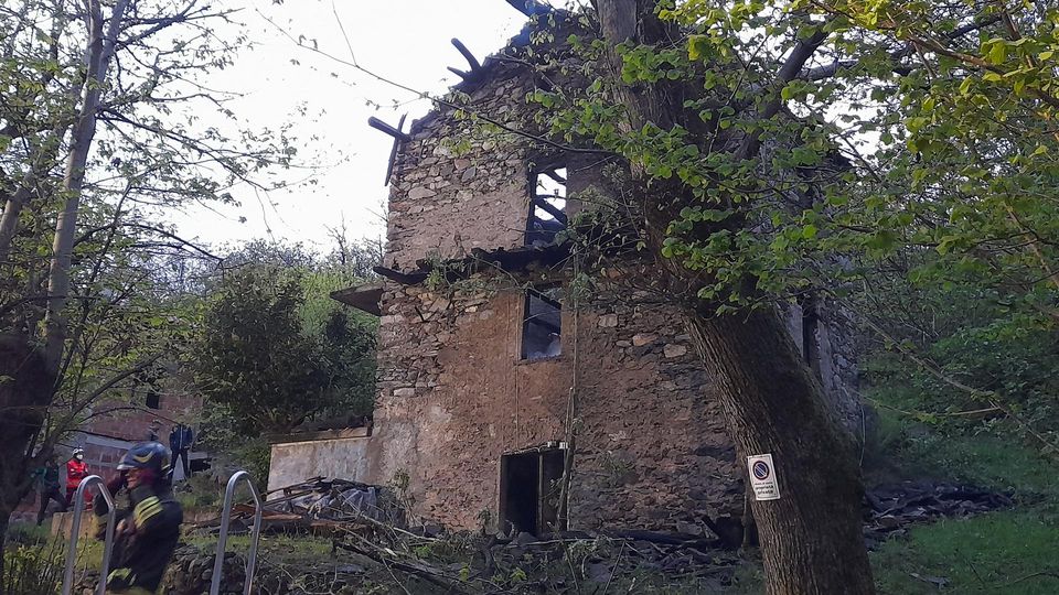 Sorico, trovato morto sotto le macerie Forse un malore prima dell’incendio Sorico, trovato morto sotto le macerie Forse un malore prima dell’incendio