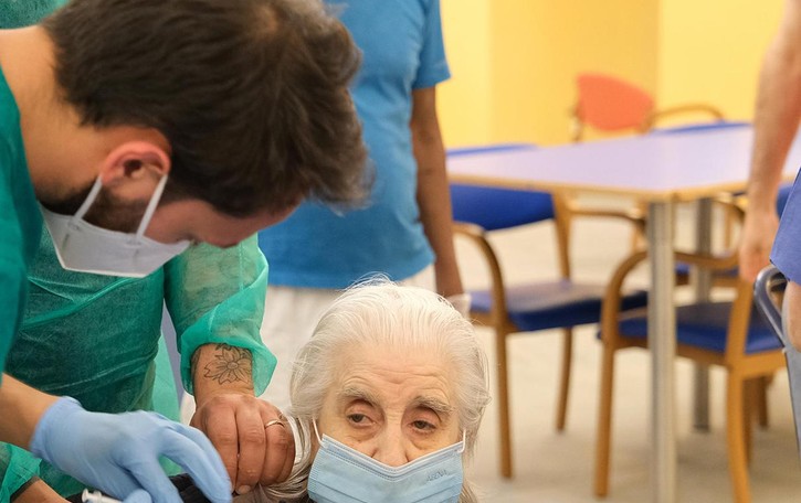 Poche le quarte dosi Nelle case di riposo tornano i contagi