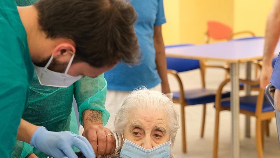 Poche le quarte dosi Nelle case di riposo tornano i contagi Poche le quarte dosi Nelle case di riposo tornano i contagi