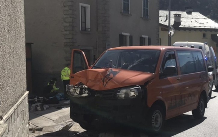 Colpo di sonno alla guida Pulmino contro il muro Feriti tre ragazzi