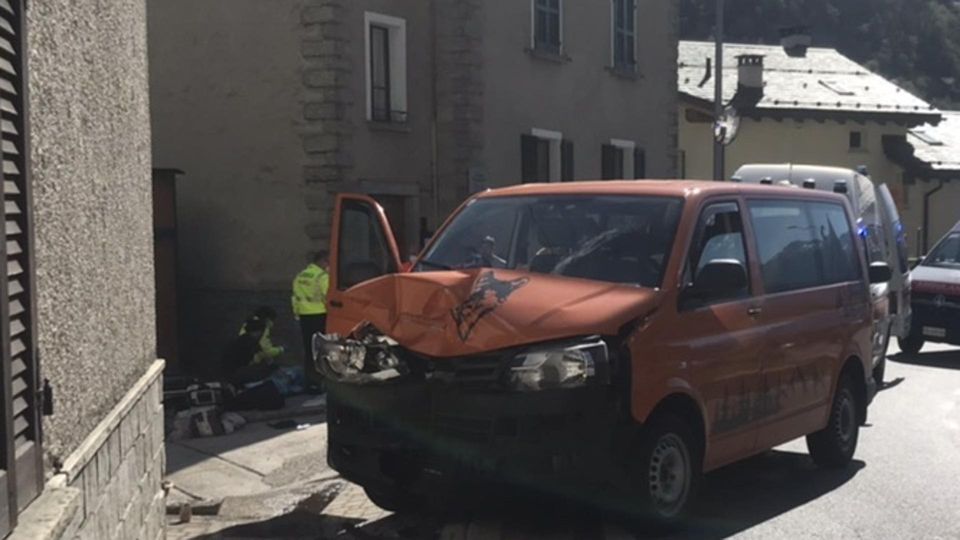 Colpo di sonno alla guida Pulmino contro il muro Feriti tre ragazzi Colpo di sonno alla guida Pulmino contro il muro Feriti tre ragazzi