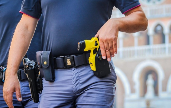 Forze dell’ordine. Anche a Sondrio da domani in dotazione il taser