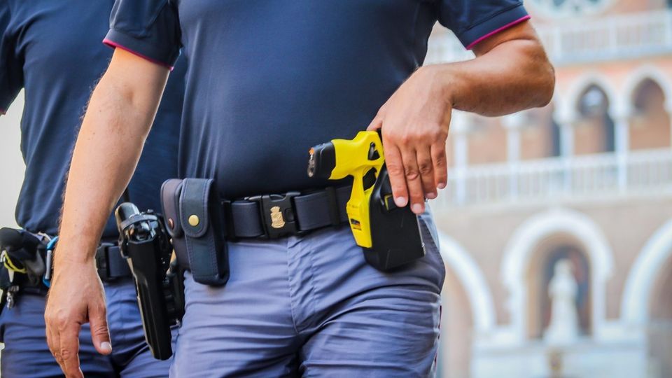 Forze dell’ordine. Anche a Sondrio da domani in dotazione il taser Forze dell’ordine. Anche a Sondrio da domani in dotazione il taser