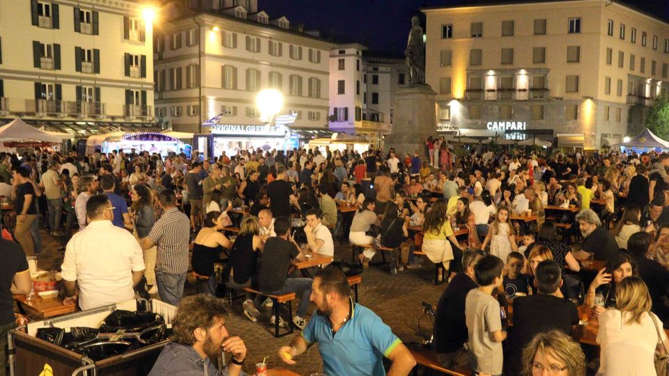 Migliaia in piazza per il cibo di strada. L’estate è già qui Migliaia in piazza per il cibo di strada. L’estate è già qui
