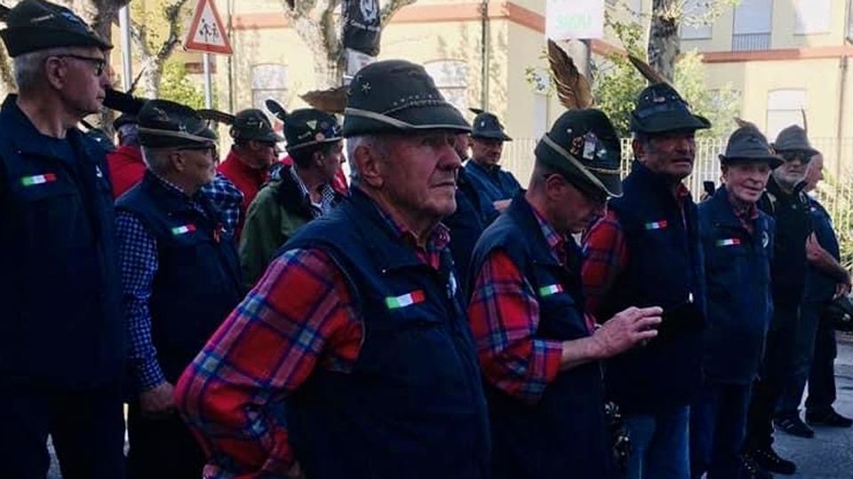 I nostri mille alpini sfilano a Rimini. «Siamo orgogliosi» I nostri mille alpini sfilano a Rimini. «Siamo orgogliosi»