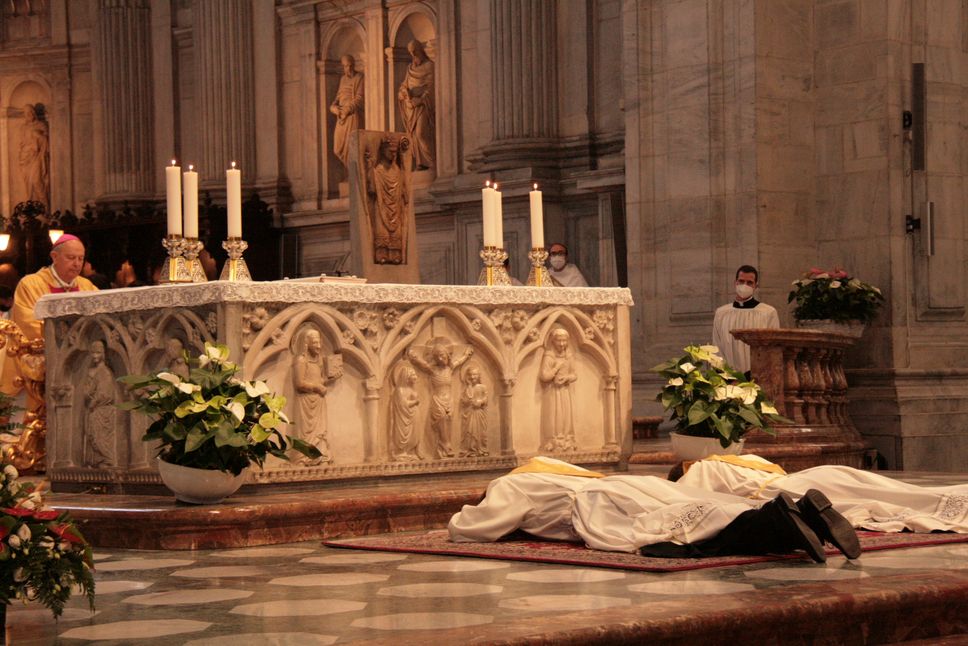 Sabato 11 giugno 2022, nella cattedrale di Como, il vescovo Oscar Cantoni ordina preti don Jacopo Compagnoni di Madonna dei Monti, in Valfurva, e don Davide Corti di Parè di Colverde Sabato 11 giugno 2022, nella cattedrale di Como, il vescovo Oscar Cantoni ordina preti don Jacopo Compagnoni di Madonna dei Monti, in Valfurva, e don Davide Corti di Parè di Colverde