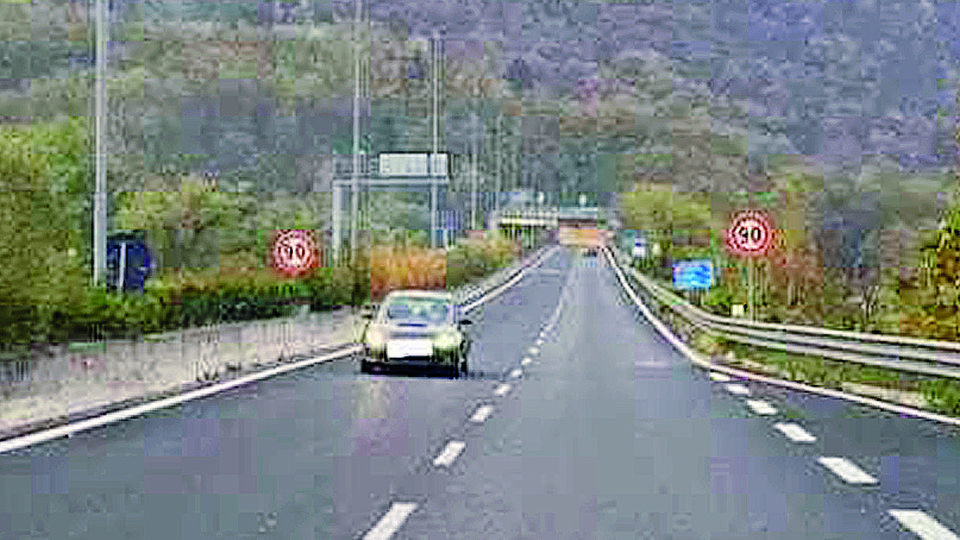 Ci risiamo, un’altra auto contromano Ci risiamo, un’altra auto contromano