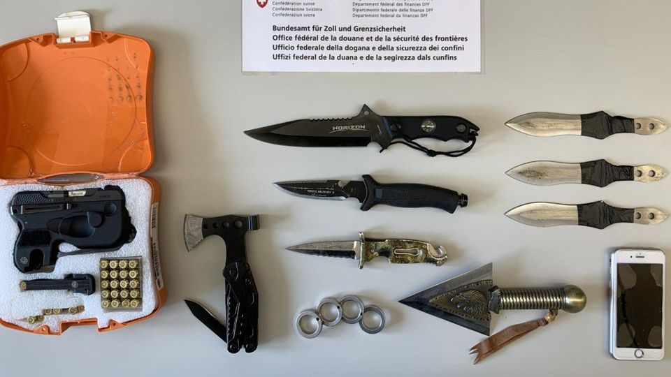 Sequestri esemplari al confine svizzero Trovate armi e refurtiva Sequestri esemplari al confine svizzero Trovate armi e refurtiva