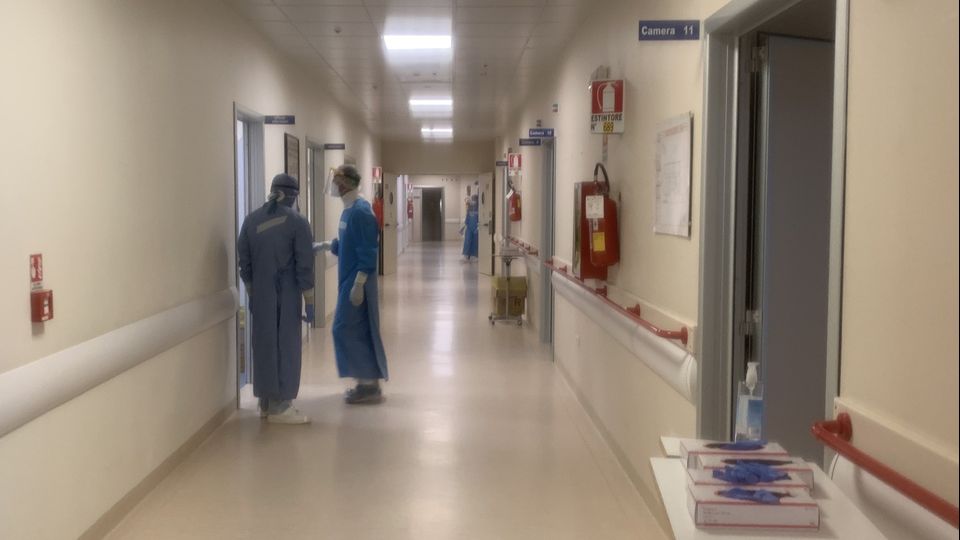Il Covid corre ancora Più di cento i nuovi casi Ma non sono gravi Il Covid corre ancora Più di cento i nuovi casi Ma non sono gravi