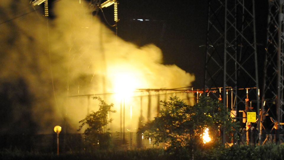 Mese, scoppi nella notte sul traliccio Mese, scoppi nella notte sul traliccio