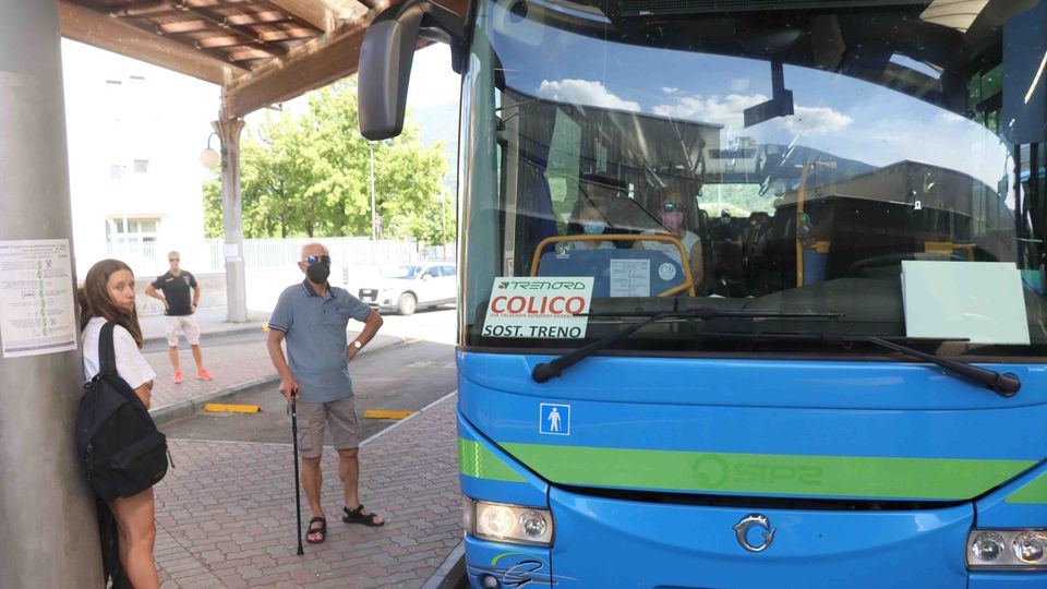 Treni fermi due mesi. Già nel primo giorno lamentele dei turisti Treni fermi due mesi. Già nel primo giorno lamentele dei turisti
