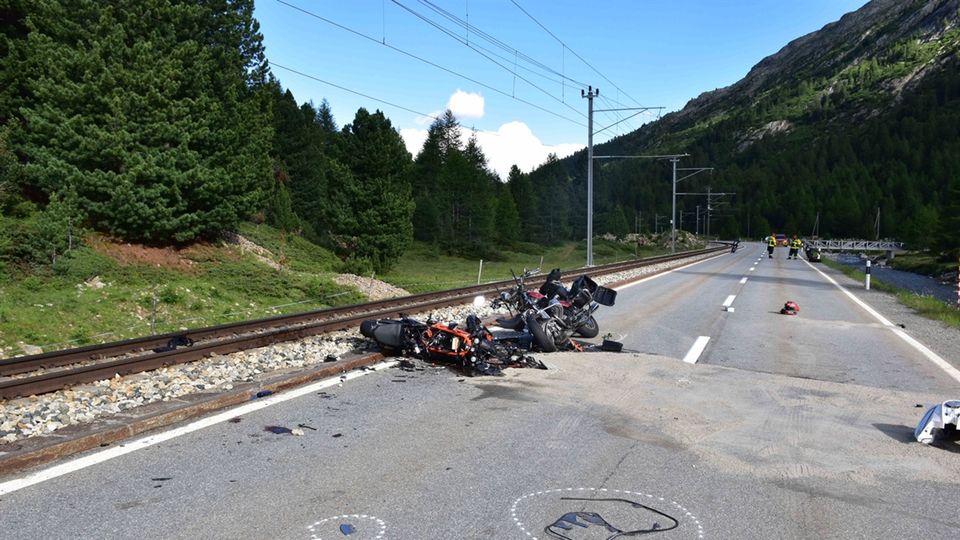 Tragedia sulla strada del Bernina. Si scontrano due moto: tre morti Tragedia sulla strada del Bernina. Si scontrano due moto: tre morti