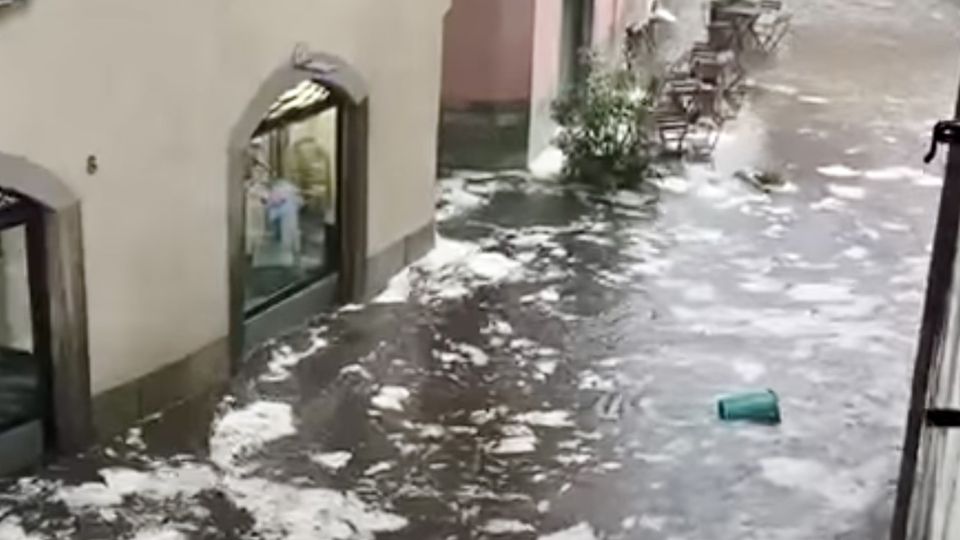 Grandine, vento e un fiume in centro. Mezz’ora di paura Grandine, vento e un fiume in centro. Mezz’ora di paura