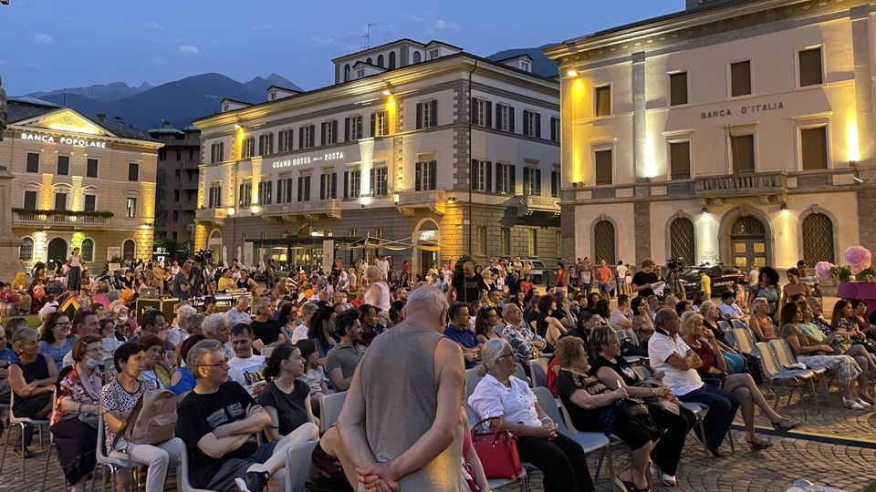 Sondrio Estate In tanti ai mercatini e applausi allo show Sondrio Estate In tanti ai mercatini e applausi allo show