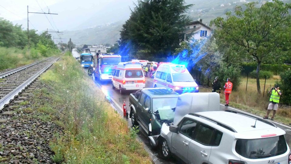 Scontro frontale sulla 38: sette feriti a Tresivio, grave una donna Scontro frontale sulla 38: sette feriti a Tresivio, grave una donna