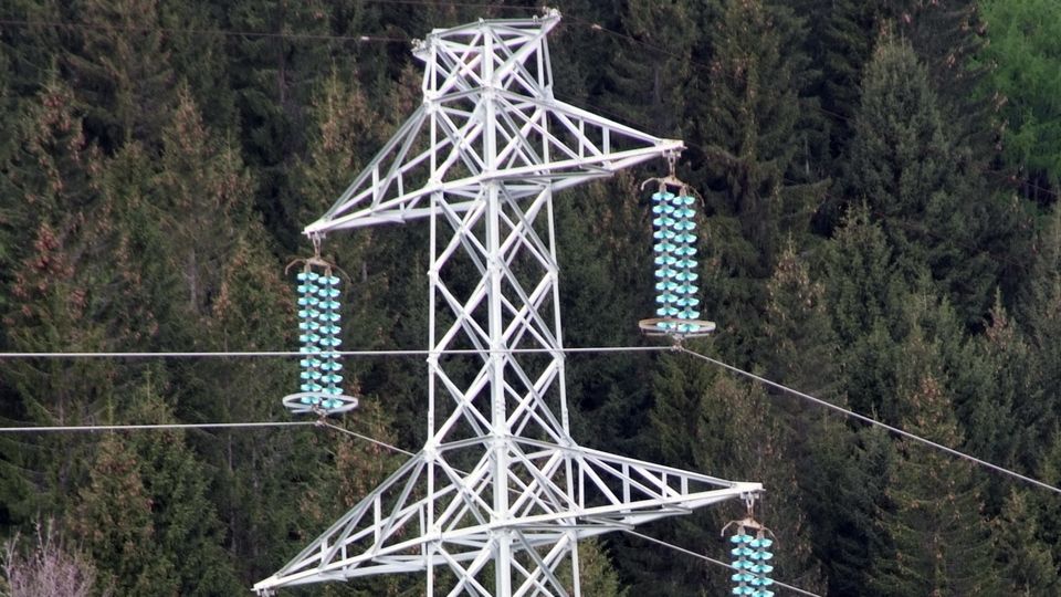 Energia gratuita agli enti pubblici. E anche alle famiglie Energia gratuita agli enti pubblici. E anche alle famiglie