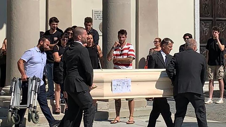 L’addio a Paolo, dopo la morte nei boschi: applauso finale sulle note di Marley L’addio a Paolo, dopo la morte nei boschi: applauso finale sulle note di Marley