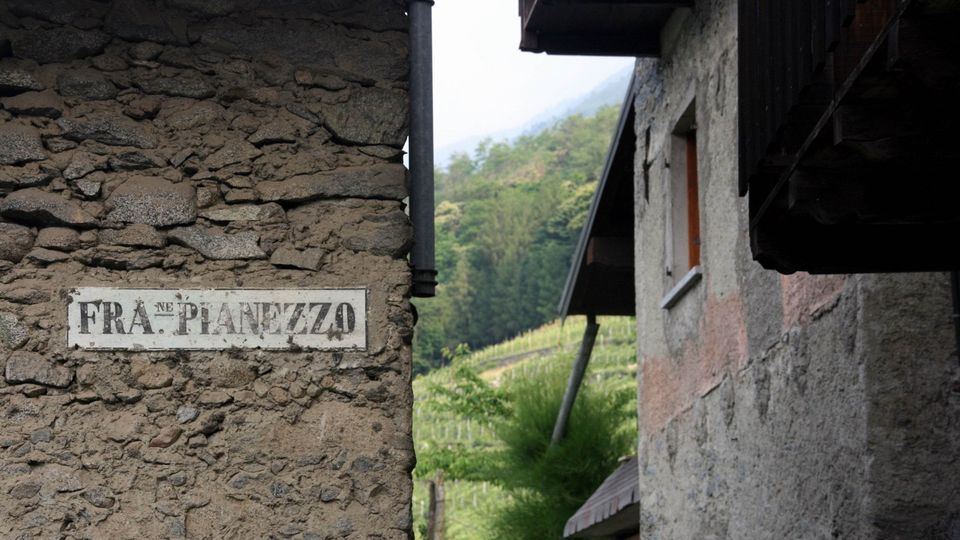 Telescopio puntato verso il cielo e musica irlandese in sottofondo Telescopio puntato verso il cielo e musica irlandese in sottofondo