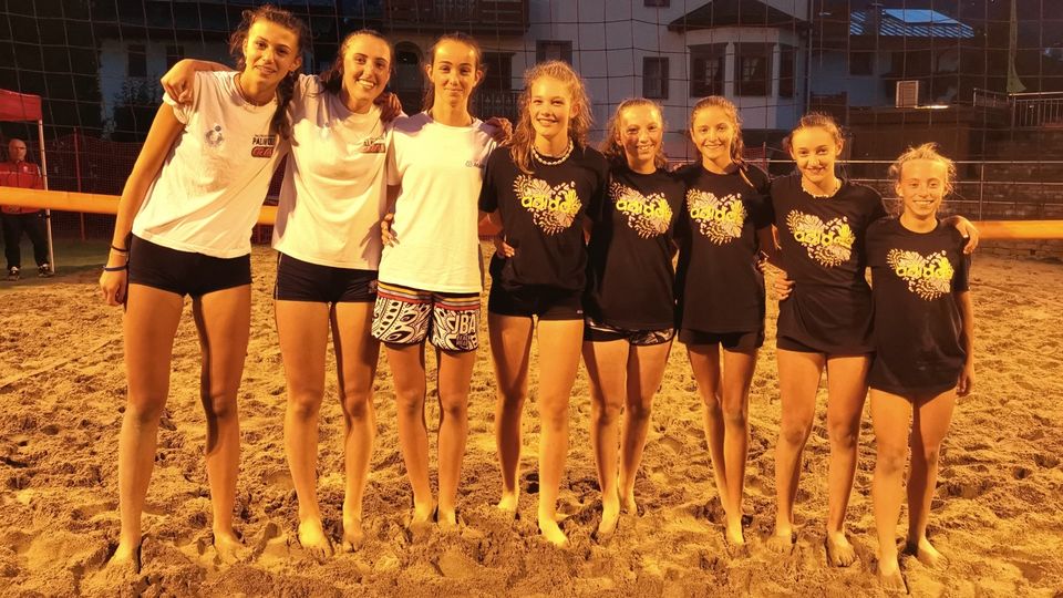 Divertimento e sport. Tornei di beach volley, giovanissimi in campo Divertimento e sport. Tornei di beach volley, giovanissimi in campo