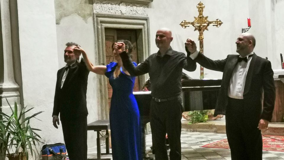Violetta e Mimì risuonano in chiesa Con LeAltreNote Violetta e Mimì risuonano in chiesa Con LeAltreNote