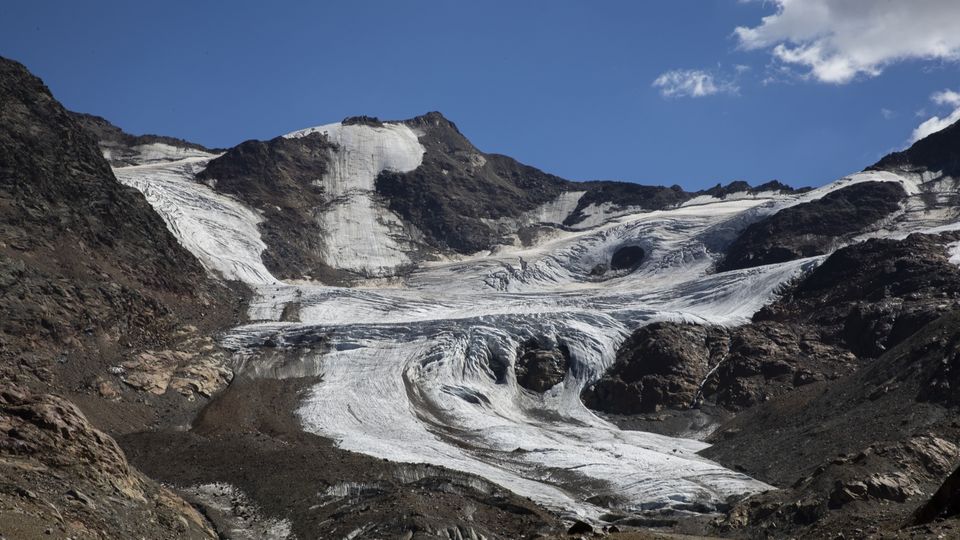 Ghiacciaio dei Forni, persi 40 metri in un anno. La denuncia di Legambiente Ghiacciaio dei Forni, persi 40 metri in un anno. La denuncia di Legambiente