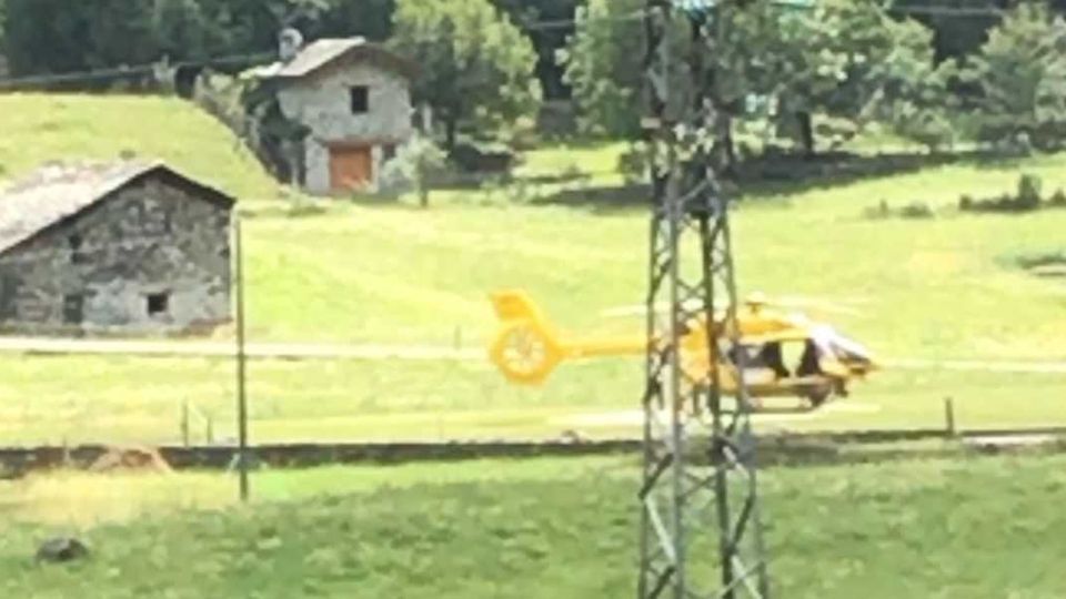 La carrozzina scivola nel torrente: salvo il bambino La carrozzina scivola nel torrente: salvo il bambino