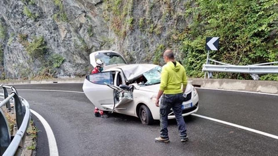Masso precipita sull’auto ad Aprica. Ferita una donna, sfiorata la tragedia Masso precipita sull’auto ad Aprica. Ferita una donna, sfiorata la tragedia
