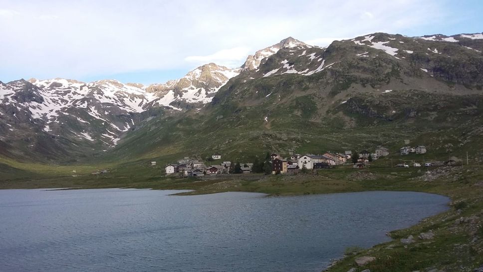 Il lago di Montespluga in piena e neve sui monti, in entrambi i casi un lontano ricordo Il lago di Montespluga in piena e neve sui monti, in entrambi i casi un lontano ricordo