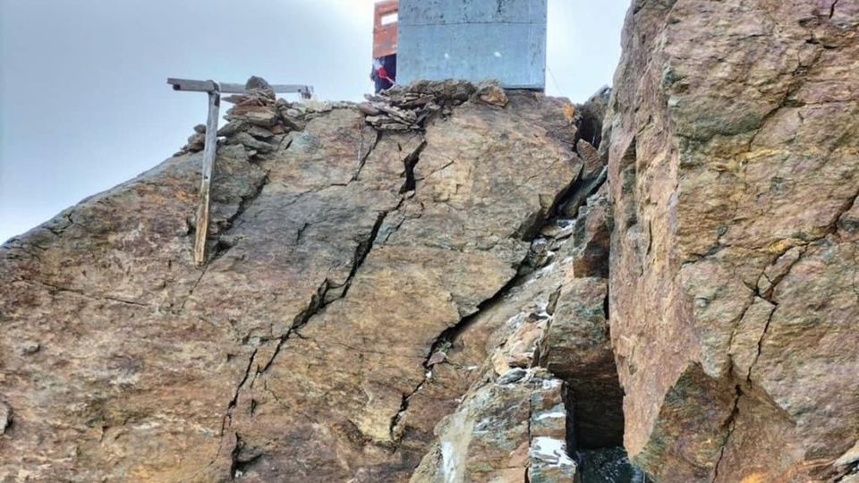 Chiuso il bivacco Meneghello. La parete rocciosa non è stabile Chiuso il bivacco Meneghello. La parete rocciosa non è stabile